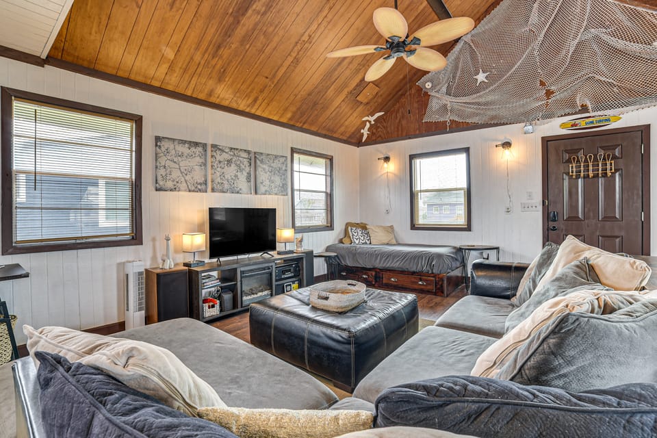 Walk to Shore: Cottage w/ Deck in Surfside Beach! Apartment in Surfside Beach