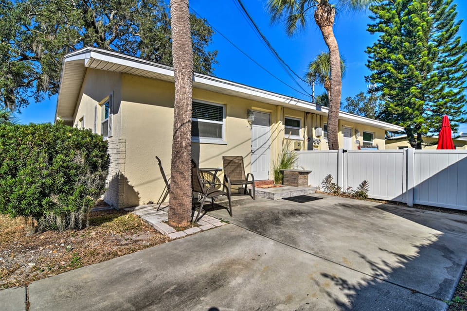Comfy Dunedin Escape: 1 Block to Main Street! Apartment in Dunedin