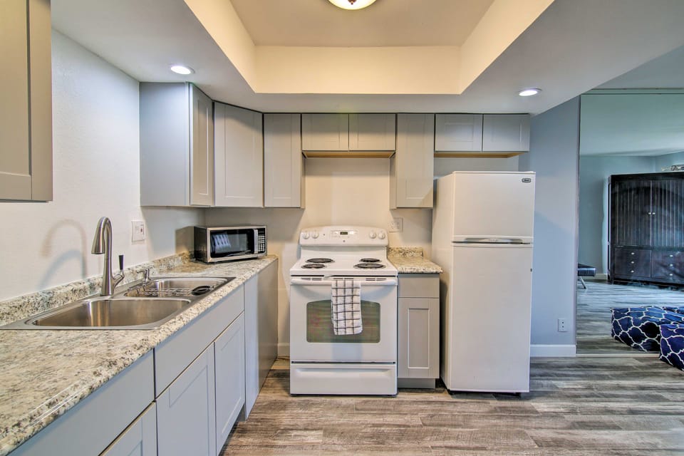 Desert Hot Springs Apt w/ Country Club Access Apartment in Desert Hot Springs