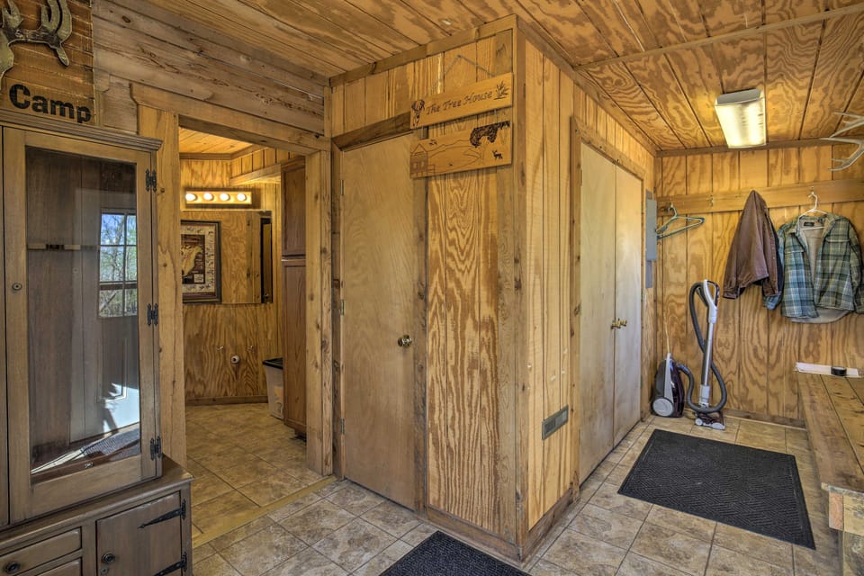Lodge on 240 Acres w/ Deck, Grill & Fire Pit! House in Missouri