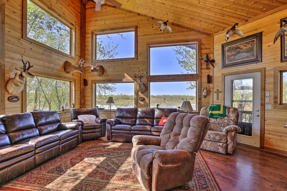 Lodge on 240 Acres w/ Deck, Grill & Fire Pit! House in Missouri