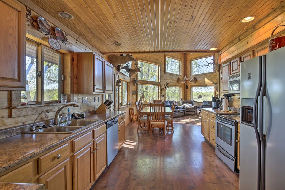Lodge on 240 Acres w/ Deck, Grill & Fire Pit! House in Missouri