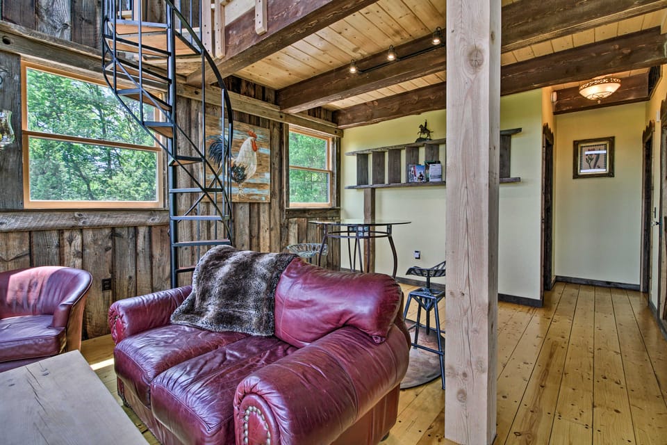 'Red Sweetheart Barn Studio' w/ Mtn & River Views! Apartment in Vermont