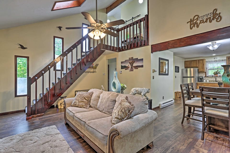 15 Mi to Camelback Ski Resort: Home w/ Deck! House in Coolbaugh Township