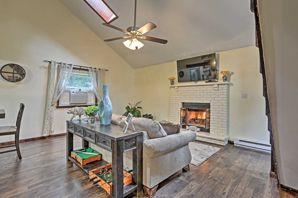 15 Mi to Camelback Ski Resort: Home w/ Deck! House in Coolbaugh Township