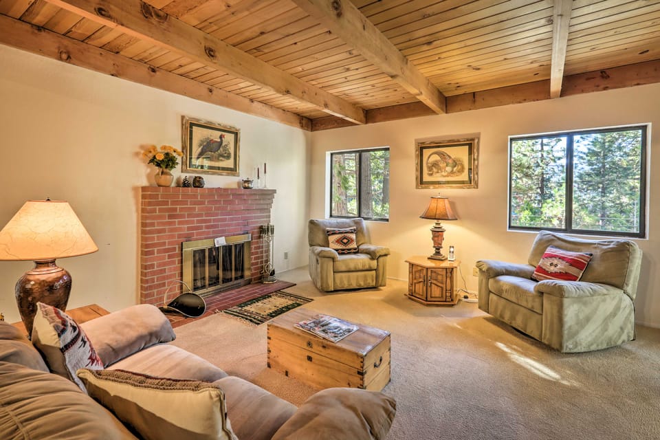 Rustic Truckee Cabin Near Donner Lake, Ski Resorts House in Donner Lake