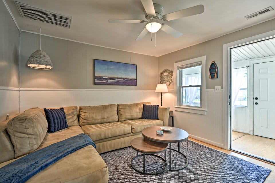 'The Blue Crab Cottage' - 3 Blocks From The Beach! Cottage in Colonial Beach