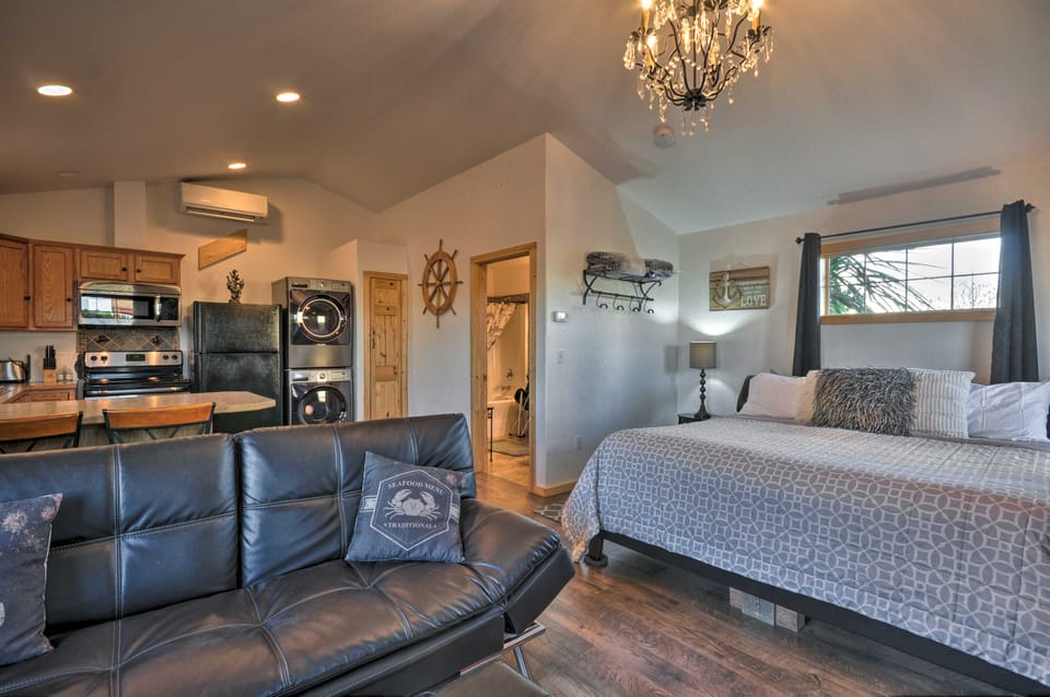 Coastal Retreat in Long Beach: Walk to Attractions Apartment in Long Beach