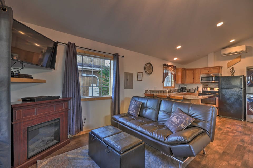 Coastal Retreat in Long Beach: Walk to Attractions Apartment in Long Beach