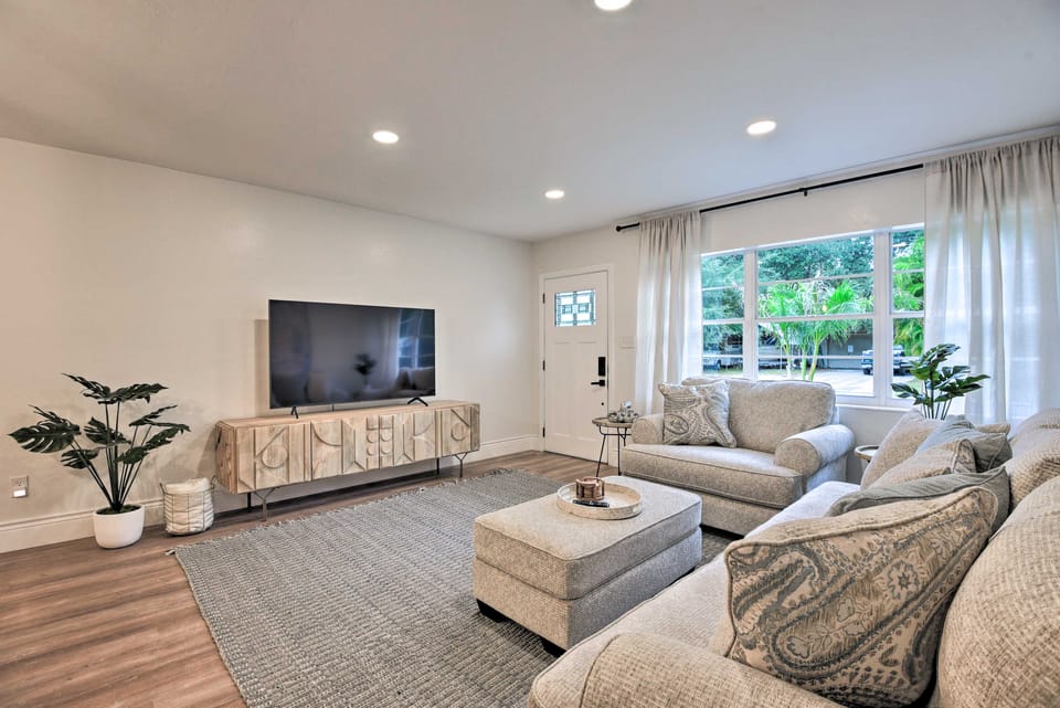 Walk to Restaurants: Sarasota Home w/ Lanai! House in Sarasota