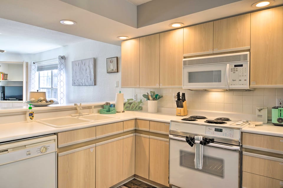 Branson Vacation Rental w/ Sunroom & Water Views Apartment in Branson