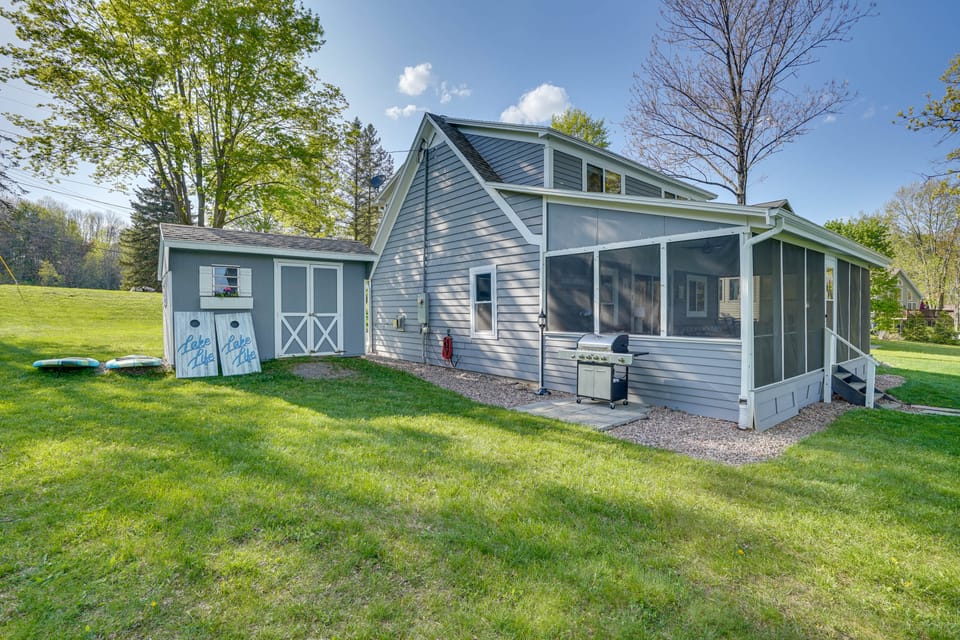 Family Friendly! Lakefront Tully Getaway w/ Porch House in New York