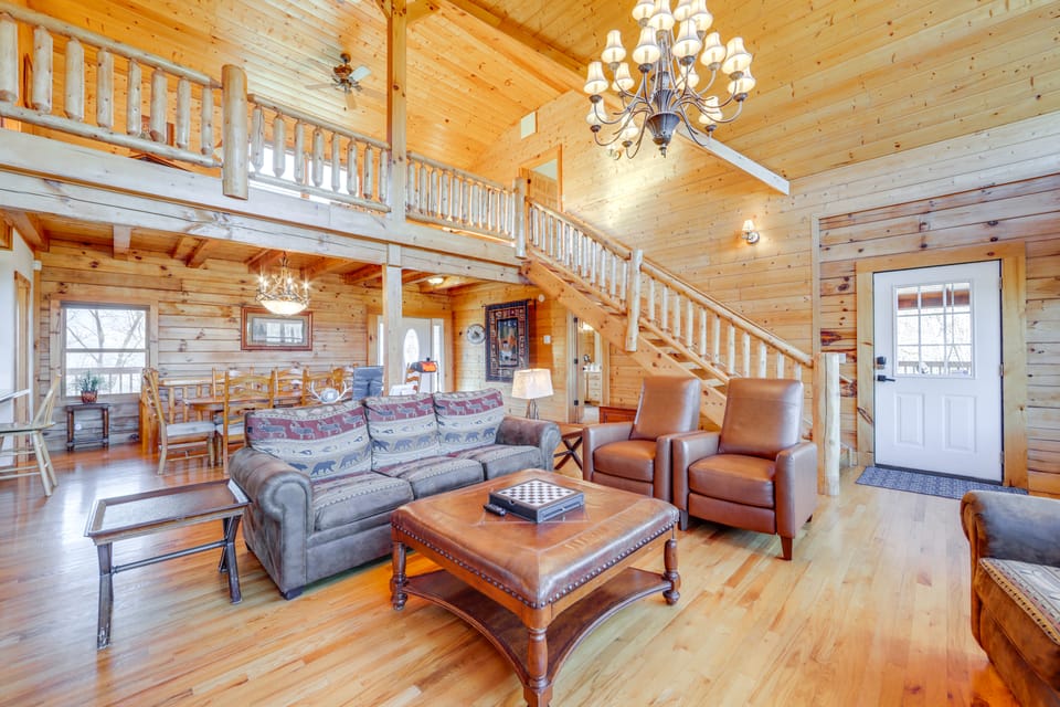 Deck & Mtn Views! Luxe Log Cabin in Waynesville House in Tennessee