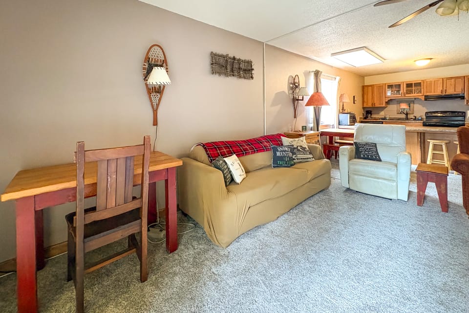Angel Fire Mtn Escape: Walk to Chile Express Lift! Apartment in Angel Fire