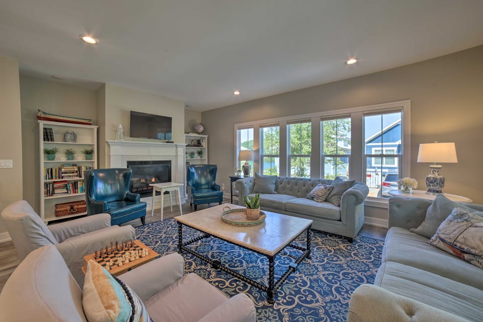 Bright & Airy Home: Chef's Kitchen & Pro Decor! House in Michigan City