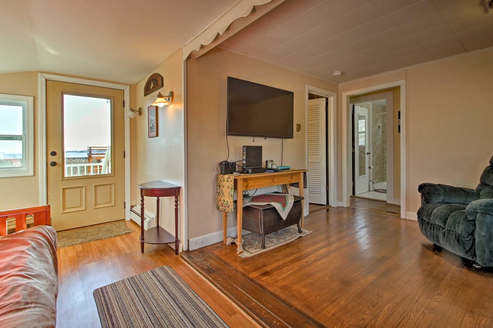 Steps to Cape Cod Canal: Pet-Friendly Home House in Buzzards Bay