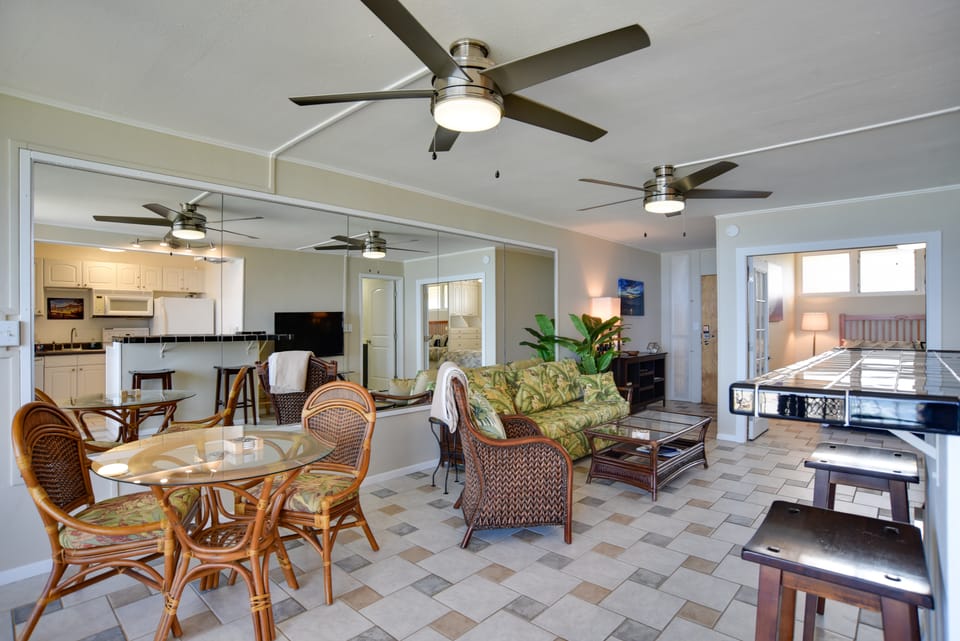 Oceanfront Lahaina Condo w/ Balcony & Pool Access! Apartment in Napili-Honokowai