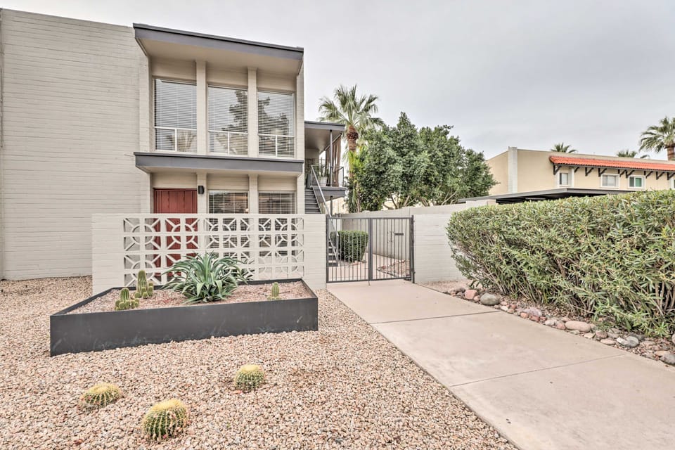 Walk to Fashion Square! Snowbird Condo w/ Pool Apartment in Scottsdale