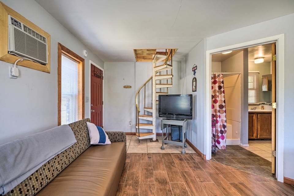 'The Rockhouse Cottage' with Deck on Tulsa Farm! Cottage in Tulsa