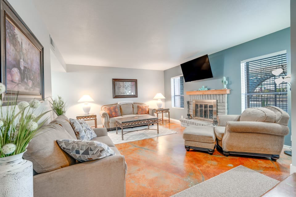 5 Mi to ASU! Family Getaway w/ Patio & Fire Pit House in Tempe