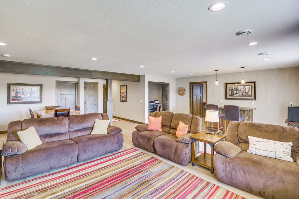Spacious 6BR Lake Victoria Retreat w/ Private Dock House in Alexandria
