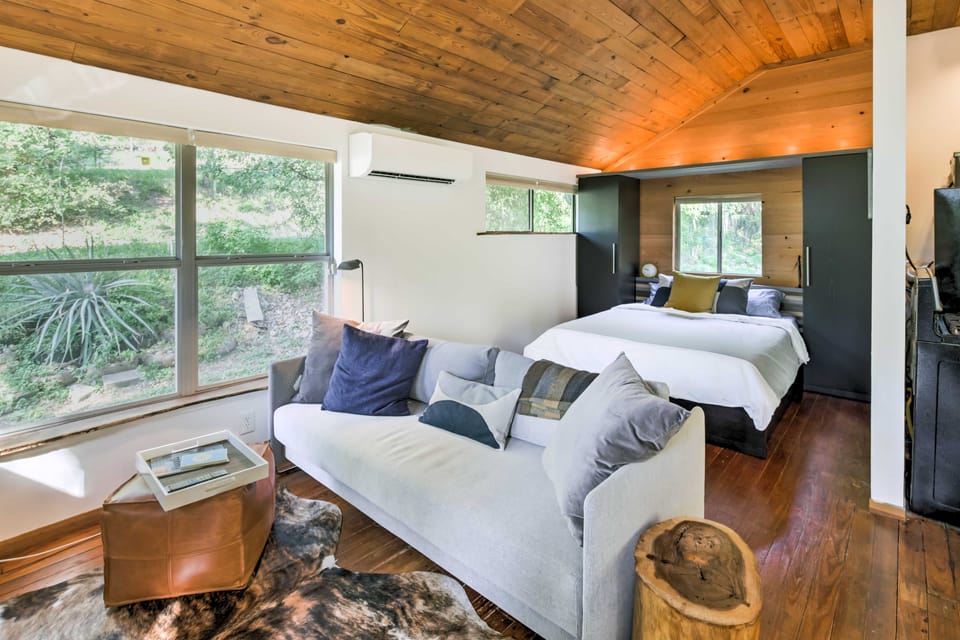 2 Mi to Dtwn: Pet-Friendly Austin Studio w/ Yard Apartment in Austin