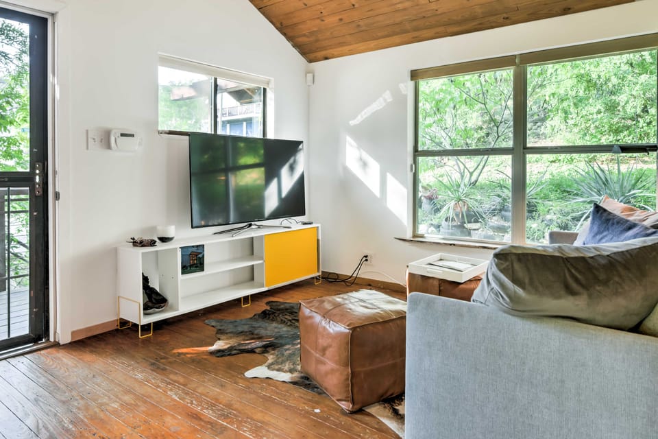 2 Mi to Dtwn: Pet-Friendly Austin Studio w/ Yard Apartment in Austin