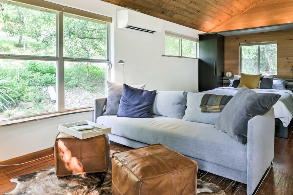 2 Mi to Dtwn: Pet-Friendly Austin Studio w/ Yard Apartment in Austin