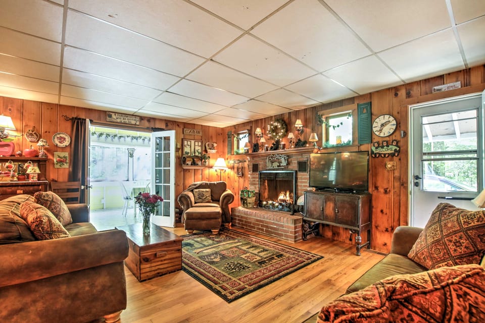 Pet-Friendly Cabin w/ Fire Pit, BBQ & Great Deck! House in Massachusetts
