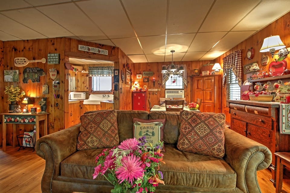 Pet-Friendly Cabin w/ Fire Pit, BBQ & Great Deck! House in Massachusetts