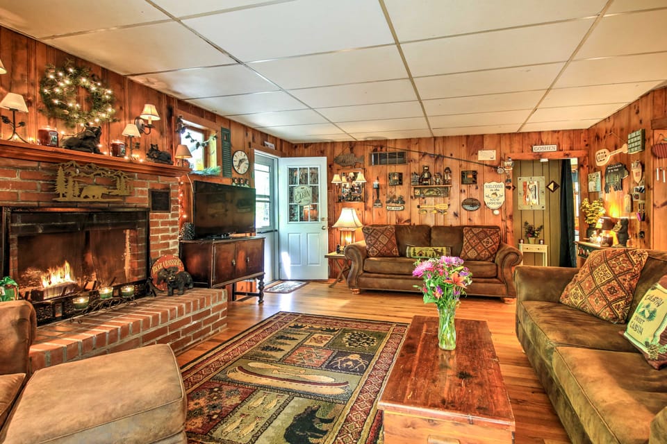 Pet-Friendly Cabin w/ Fire Pit, BBQ & Great Deck! House in Massachusetts