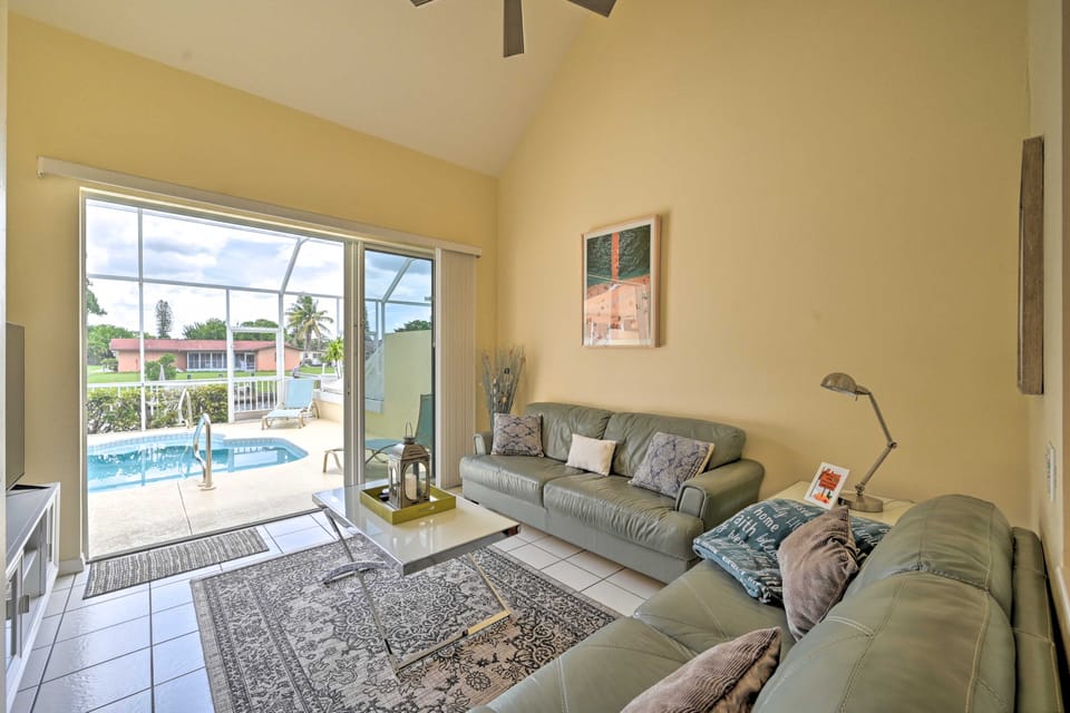 Pool & Boat Dock! Waterfront Cape Coral Townhome Apartment in Cape Coral