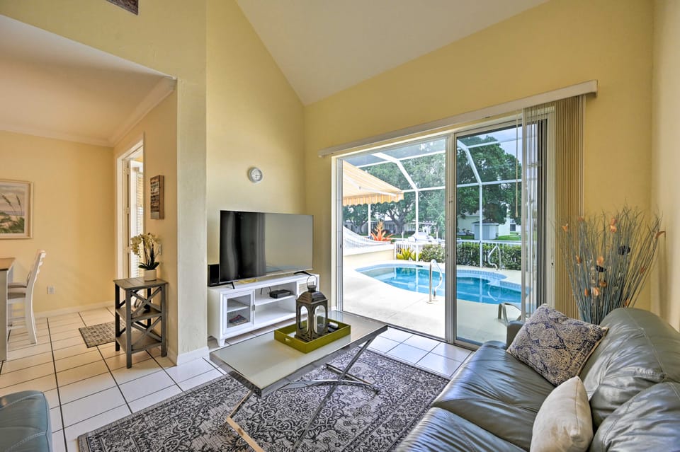 Pool & Boat Dock! Waterfront Cape Coral Townhome Apartment in Cape Coral