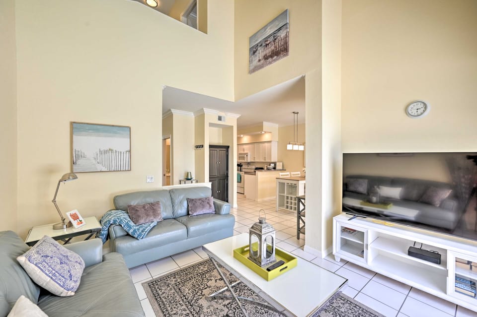 Pool & Boat Dock! Waterfront Cape Coral Townhome Apartment in Cape Coral