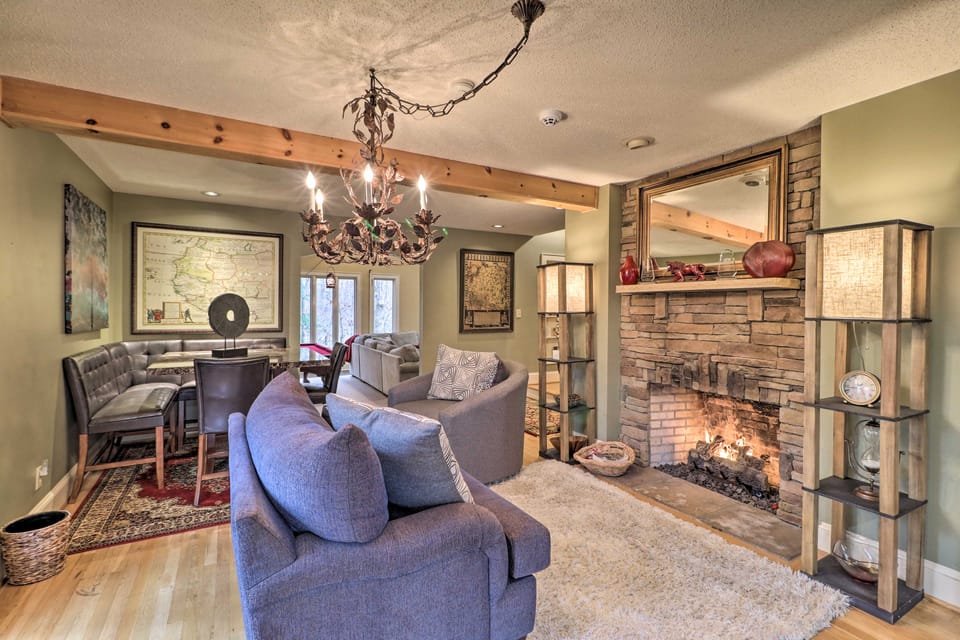 Cozy Conyers Cabin w/ Fireplace & Pool Table! House in Georgia