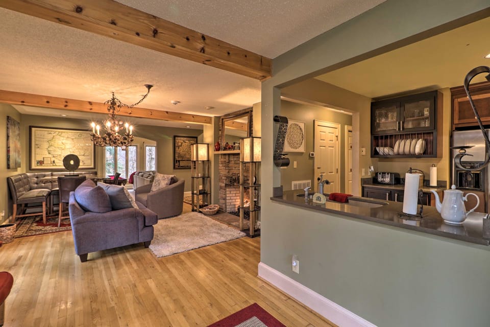Cozy Conyers Cabin w/ Fireplace & Pool Table! House in Georgia