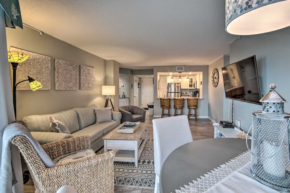 Colorful Beachfront Condo w/ Resort Amenities Apartment in North Topsail Beach
