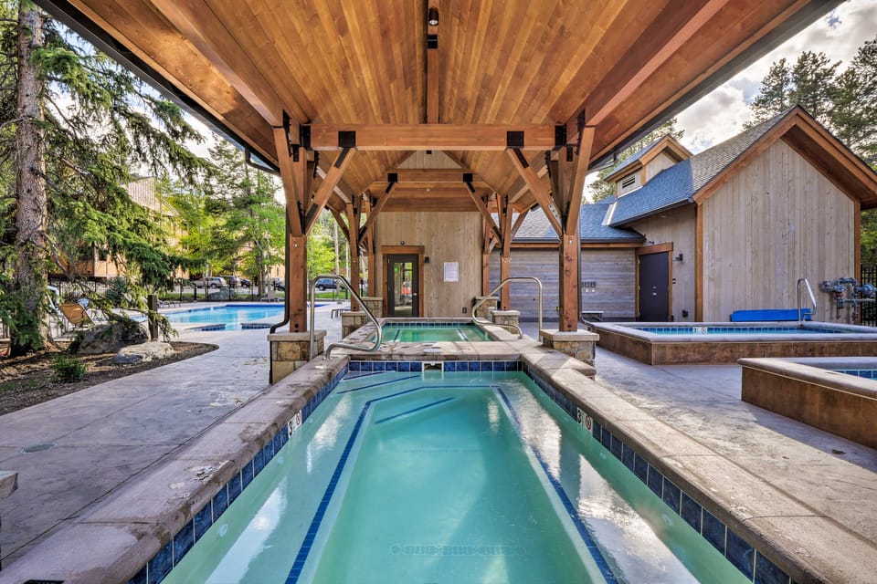 Walk to Lifts! 'SnowDogs' Breck Condo w/ Fireplace Apartment in Breckenridge