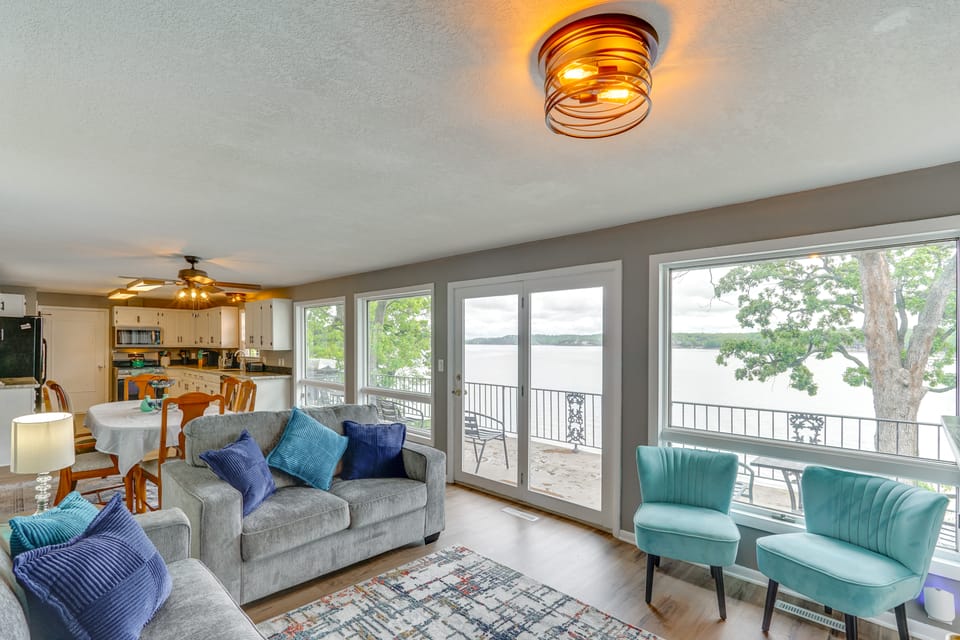 2 Decks, Lake Views! Group Escape in Osage Beach House in Osage Beach