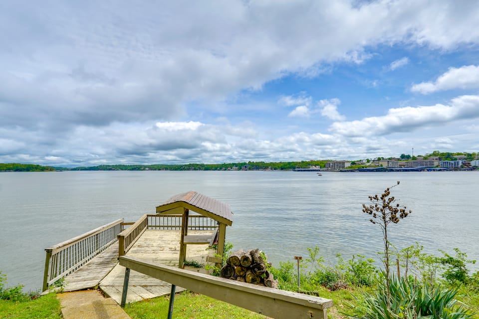 2 Decks, Lake Views! Group Escape in Osage Beach House in Osage Beach