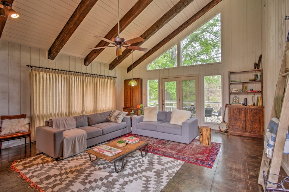 Pet-Friendly Lake Athens Home w/ Fireplace! House in Texas