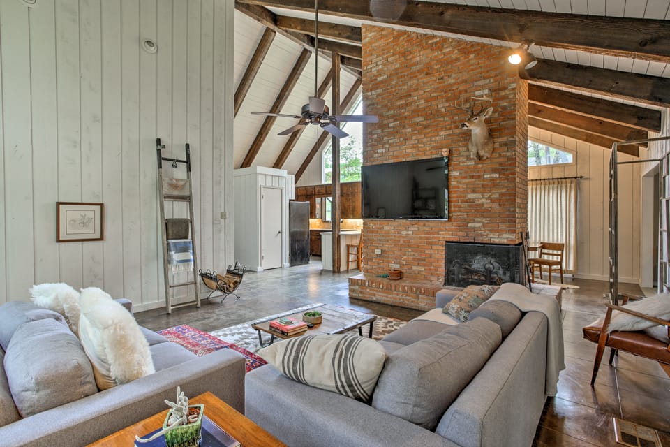 Pet-Friendly Lake Athens Home w/ Fireplace! House in Texas