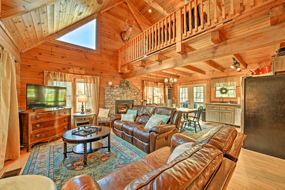 Creekside Bryson City Cabin w/ Private Hot Tub House in Swain County