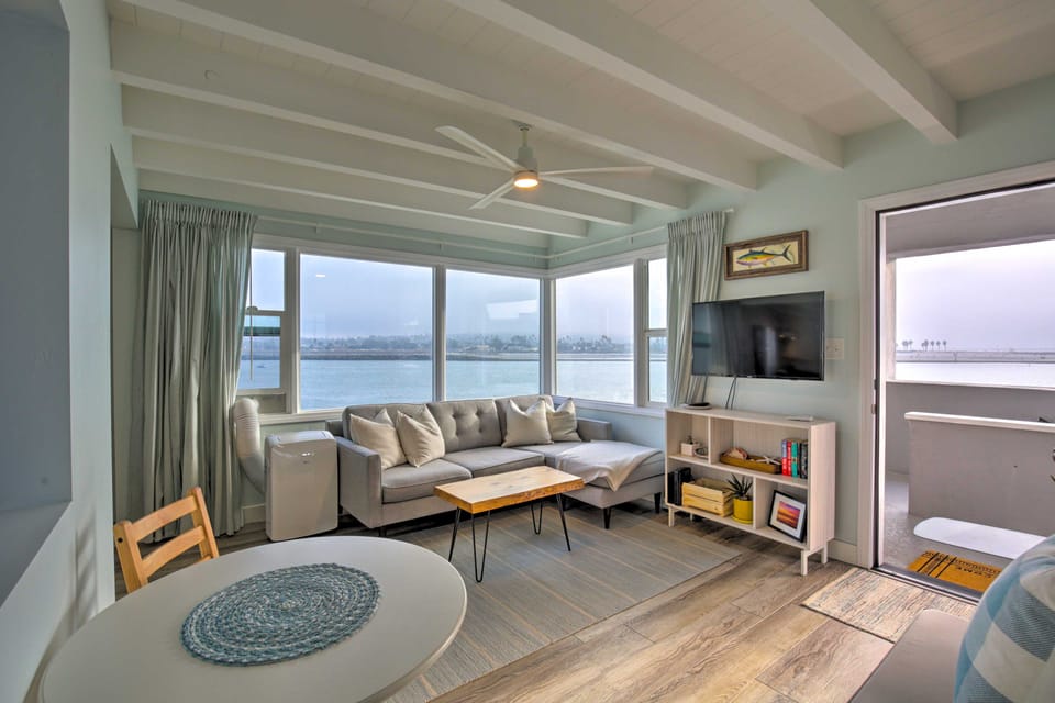 Chic Bay View Condo < 10 Miles to Dtwn San Diego! Apartment in Mission Beach
