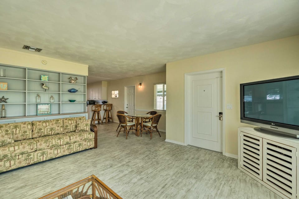Venice Home w/ Fire Pit & Grill: 2 Mi to Beach! House in Venice