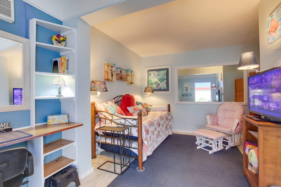Sun-Soaked Studio w/ Pool Access in Lake Worth! Apartment in Lake Worth