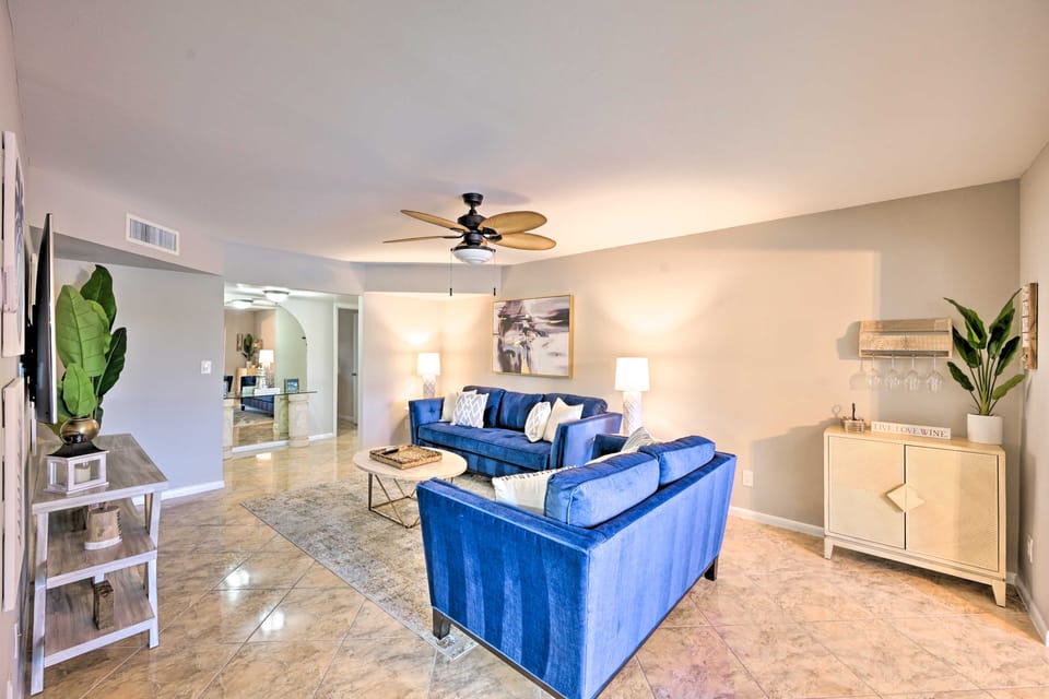 Naples Condo w/ Enclosed Balcony & Lake Views! Apartment in Naples