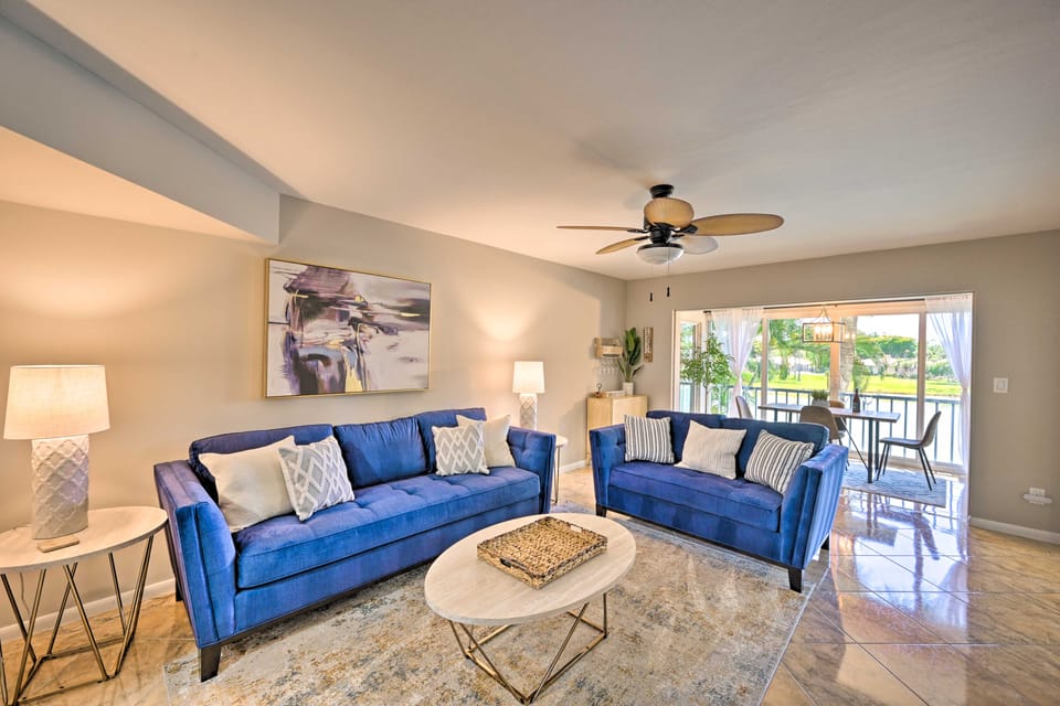 Naples Condo w/ Enclosed Balcony & Lake Views! Apartment in Naples