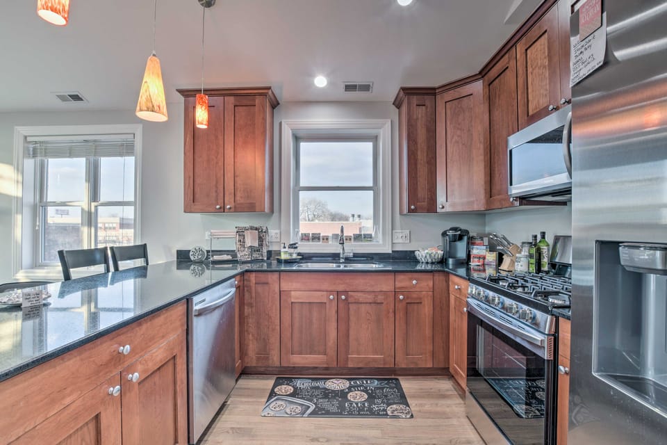 Chicago Condo w/ Balcony: Walk to CTA Stations! Apartment in Chicago