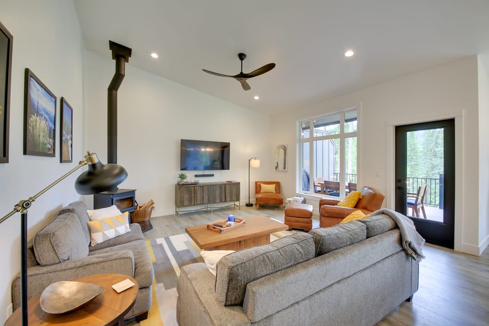 Elegant Priest Lake Townhome ~ 1 Mi From Lake Apartment in Priest Lake